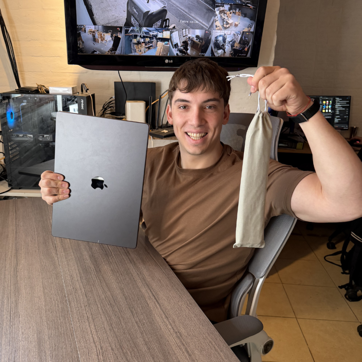 Soporte de Notebook Voltra® | Ajustable, Ergonómico y Plegable