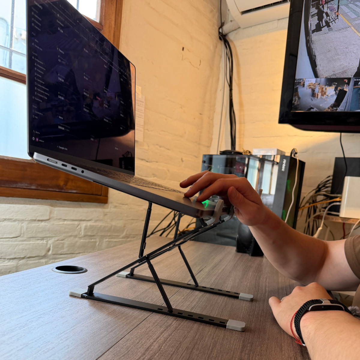 Soporte de Notebook Voltra® | Ajustable, Ergonómico y Plegable