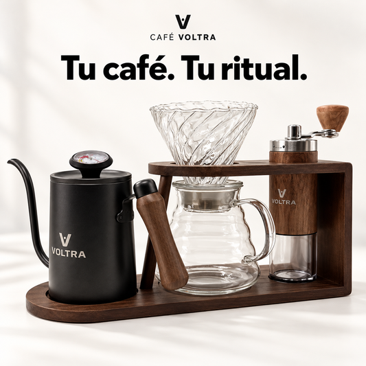 Set de café filtrado Voltra con molino manual, dripper, jarra, jarrita con termómetro y soporte de madera